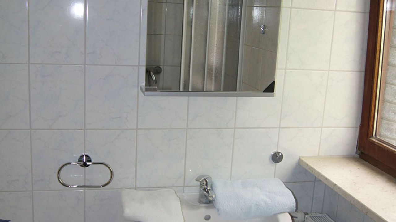 Einzelzimmer DU/WC Einzelzimmer DU/WC